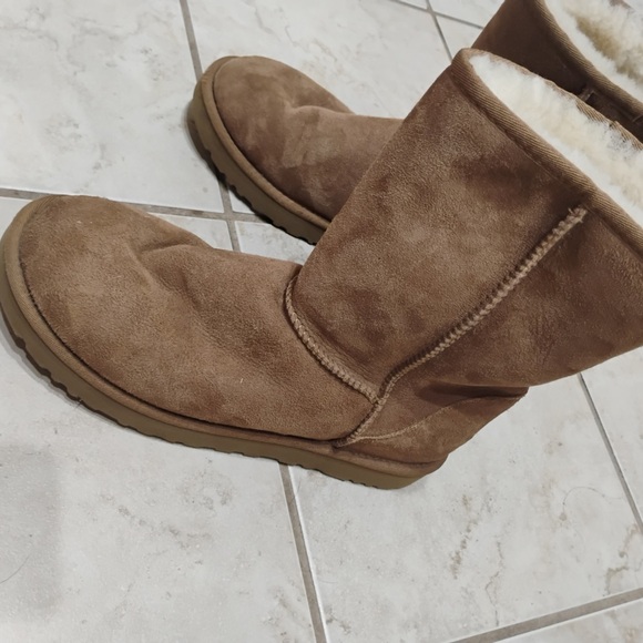 UGG Women's Classic Il Boot Chestnut Short Boots
1017703K Size 10 - Picture 7 of 9